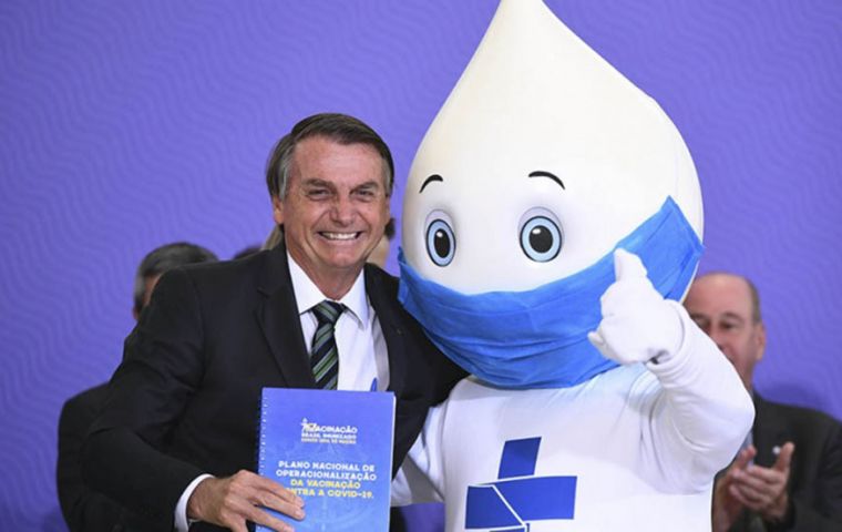 Bolsonaro, en un acto con decenas de personas sin máscara en el Palacio del Planalto, dijo que la vacuna no será obligatoria pero sí gratuita para la población.