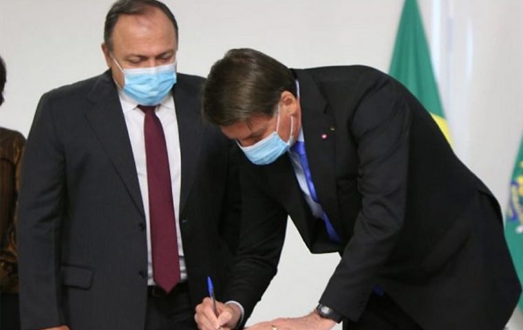 ”Las vacunas estarán a disposición en forma gratuita y voluntaria una vez que sean aprobadas por la Agencia Nacional de Vigilancia Sanitaria (Anvisa)”, dijo Bolsonaro en su discurso.