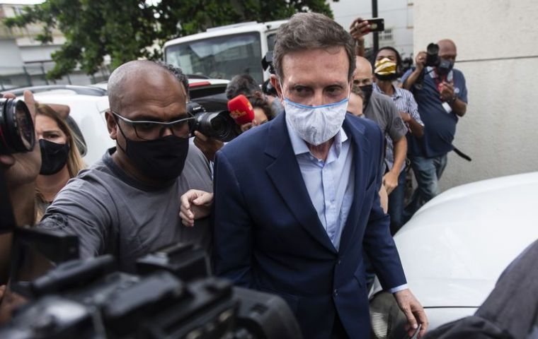 “Nadie hizo más que yo contra la corrupción en Río de Janeiro”, dijo Crivella a los medios al llegar a la sede policial; también denunció persecución política.