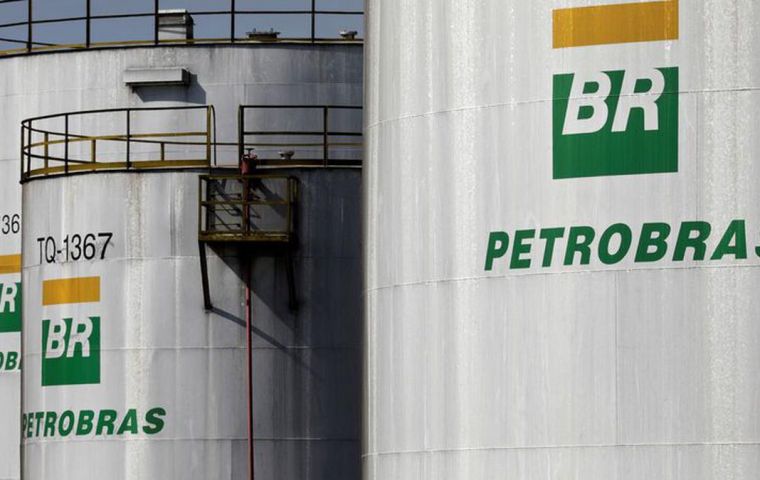 Petrobras remarcó que concentrará sus operaciones comerciales fuera de Brasil en Rotterdam para Europa; en Houston, Estados Unidos; y en Singapur en Asia