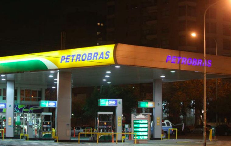En junio de 2002, Petrobras desembarcó a lo grande en Argentina, tras adquirir PeCom Energía por US$ 1.125 millones.