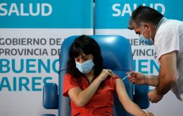 ”El 44,2% de los ESAVI (eventos adversos) reportados corresponden a personas con fiebre, cefalea y/o mialgias iniciadas 6 a 8 horas después de la vacunación”.