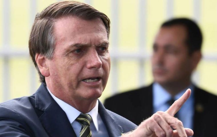 “Brasil está quebrado, no puedo hacer nada”, afirmó Bolsonaro al dialogar con militantes y activistas evangélicos en la puerta del Palacio de la Alvorada
