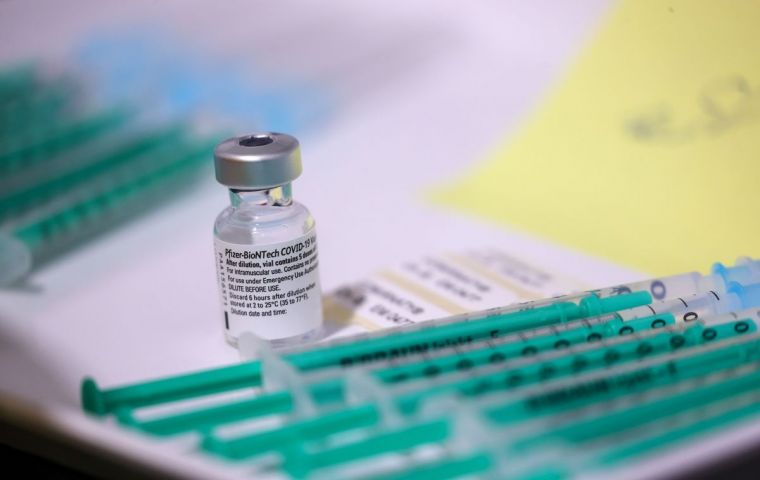 “Deliberamos y presentamos la siguiente recomendación: dos dosis de esta vacuna en un plazo de 21 a 28 días”, sostuvo Alejandro Cravioto, presidente del SAGE