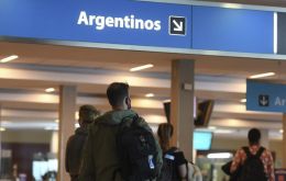 “La salida y el reingreso desde y hacia el país implicará la aceptación de las condiciones sanitarias y migratorias del país de destino y de Argentina al regreso”