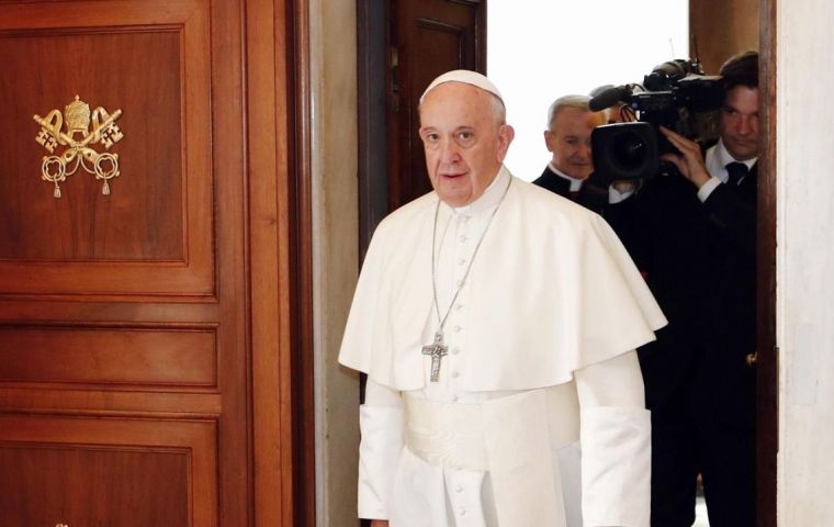 Para el Papa, frente a la emergencia de coronavirus, “si los políticos subrayan más los intereses personales que el interés común, arruinan las cosas”.