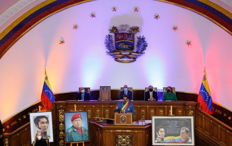La Asamblea Nacional a la que asistió Maduro, compuesta en un 92% por diputados del oficialista Partido Socialista Unido de Venezuela, no es reconocida por decenas de países