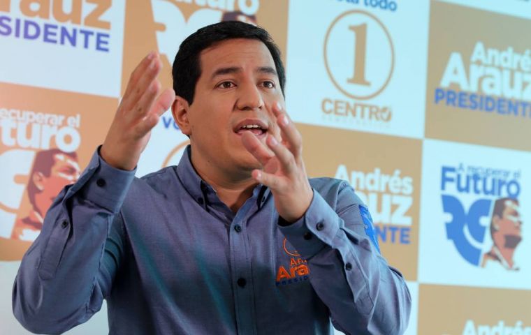 Arauz, economista de 35 años promete impulsar el gasto público y volver a las políticas de su mentor, el ex presidente Rafael Correa, encabeza las encuestas