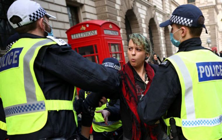 “La policía encontró a unas 400 personas en el lugar” y “muchos se fueron al verlos llegar”, explicó la fuerza de seguridad en un comunicado (Foto Reuters)