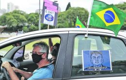 Vehículos con sus cláxones desfilaron por Río de Janeiro, Sao Paulo y al menos una decena de ciudades más y manifestantes a pie gritaban “¡Vete, Bolsonaro!”.