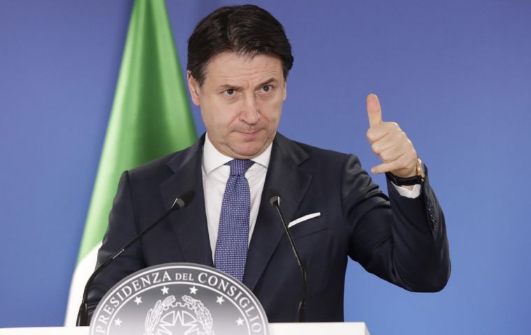 Con su renuncia, Conte busca darle una salida a la crisis política originada en la partida de la coalición gobernante de la fuerza Italia Viva