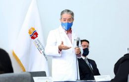 Por unanimidad el parlamento aprobó una resolución para buscar la salida del ministro Juan Carlos Zevallos, por haber vacunado primero a sus familiares 