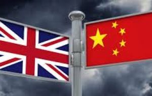 La decisión llega en un contexto de creciente tensión diplomática entre Londres y Beijing en torno al recorte de las libertades democráticas en la ex colonia británica Hong Kong 