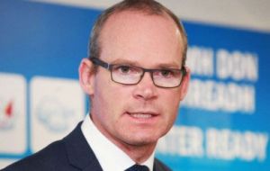 El ministro de Exteriores de Irlanda, Simon Coveney, admitió problemas pero aseguró que el protocolo “no se va a cambiar” 