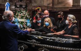 Antes del inicio del velatorio, el cortejo fúnebre arribó al Congreso, donde fue recibido por la vicepresidente y presidente del Senado, Cristina Kirchner