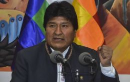 “Mis condolencias a la familia del ex presidente Carlos Saúl Menem, que partió hoy de este mundo, a su partido y correligionarios”, afirmó Evo Morales