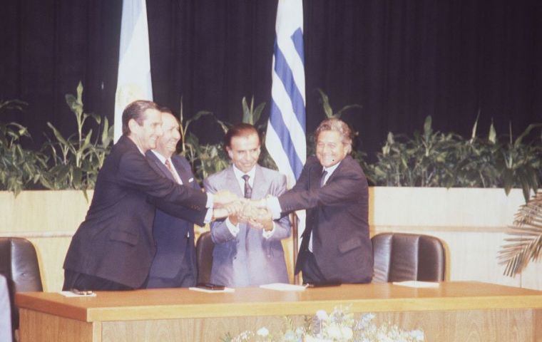 Los presidentes Collor, Andrés Rodríguez, Menem y Lacalle cuando firmaron el tratado
