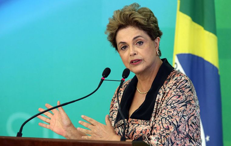 Rousseff lamentó que en Brasil “el neoliberalismo se combina con neofascismo” y acusó a Bolsonaro de militarizar el gobierno y defender torturadores y golpistas 