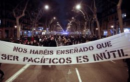 Gran parte de la protesta en Barcelona sucedió de manera pacífica, pero al final un grupo pequeño comenzó a prender fuego a contendedores y saquear tiendas (Foto EFE)