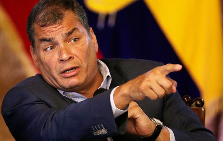 “Atención Latinoamérica y mundo: Ecuador sufre nuevamente golpe de estado. Fiscalía intenta llevarse computadoras del CNE” advirtió Rafael Correa