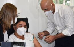 Miriam Arrúa fue vacunada por el ministro de Salud, Julio Mazzoleni, en el Hospital Nacional, en la localidad de Itauguá, a unos 35 kilómetros de Asunción.