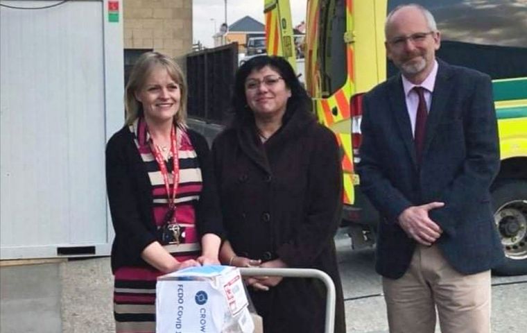 La Dr.  Rebecca Edwards OBE junto a Leona Roberts MLA y al Gobernador Nigel Phillips CBE en momento de recibir la primer partida de vacunas (Foto FIG)