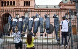 “La forma de manifestarse en democracia no puede ser exhibir frente a la Casa Rosada bolsas mortuorias con nombres de dirigentes políticos”