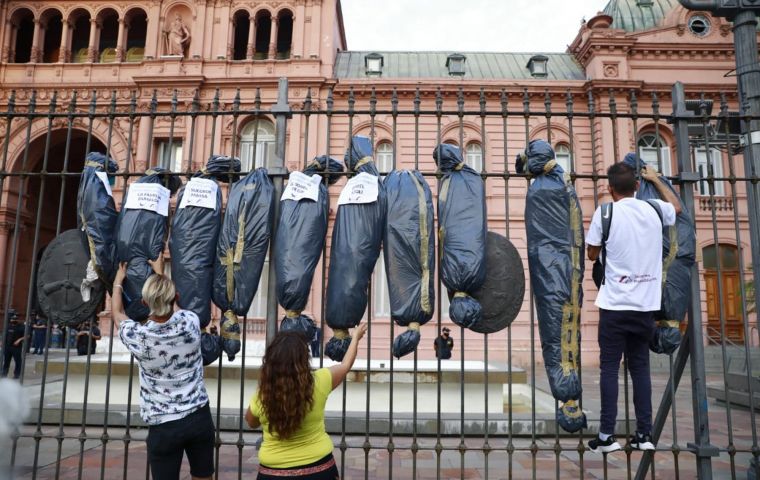 “La forma de manifestarse en democracia no puede ser exhibir frente a la Casa Rosada bolsas mortuorias con nombres de dirigentes políticos”