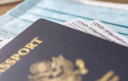 El gobierno de Estados Unidos no ve su papel como el lugar para crear un pasaporte, dijo Fauci.