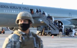 Migrantes venezolanos suben a un avión de la Fuerza Aérea Chilena mientras son deportados tras cruzar ilegalmente la frontera entre Bolivia y Chile. (Foto: IGNACIO MUNOZ / AFP)