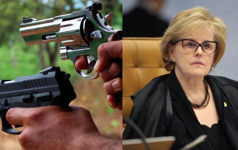 “Las armas adquiridas legalmente terminan siendo desviadas al crimen ...”, dijo Weber.