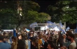 Tras los anuncios, manifestantes se reunieron ante la residencia presidencial de Olivos y se expresaron en términos agresivos contra Fernández.