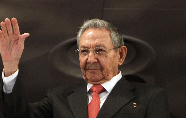 Raúl Castro admite que se necesitan cambios, pero quiere defender el socialismo de todos modos