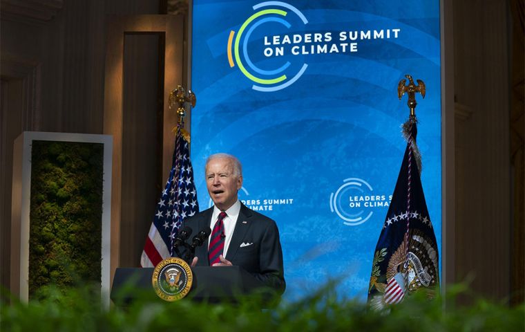 “Esta es la década en la que debemos tomar decisiones que evitarán las peores consecuencias de la crisis climática”, dijo Biden.