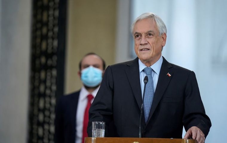 La oposición sopesa plantear la destitución de Piñera, cuyos propios legisladores votan en su contra en el Senado