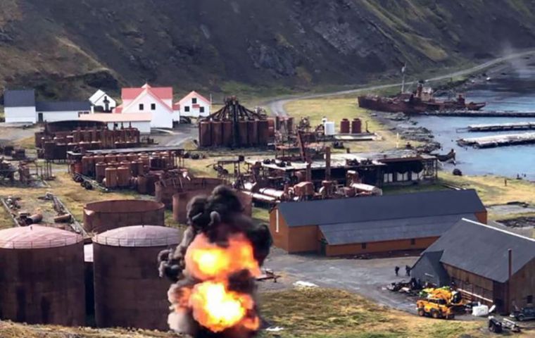 Los restos de artillería del conflicto de 1982 se detonan de forma segura sobre Grytviken (Foto: Royal Navy)