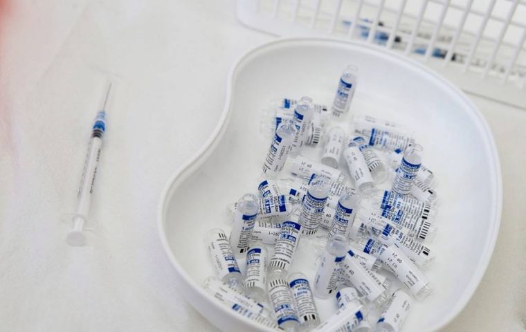 La vacuna rusa tiene una eficacia del 97,6% según un estudio que aún no se ha revisado