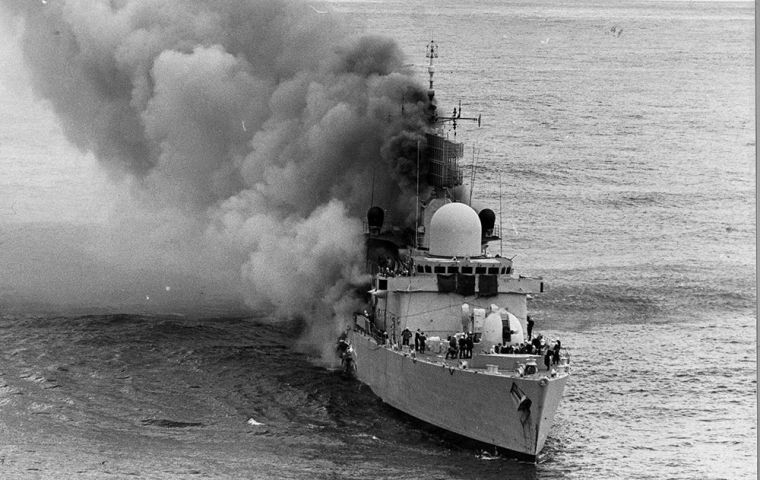 EL HMS Sheffield fue bombardeado por un misil Exocet el 4 de Mayo de 1982.  20 marineros murieron en el combate no obstante el buque se mantuvo a flote luego del ataque.