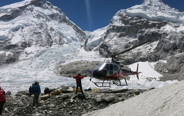 “Sólo hay una cumbre y sería prácticamente imposible crear una separación entre escaladores de ambos lados”, dijo Santa Bir Lama.