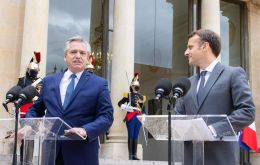 Macron le dijo a Fernández que “Francia está de tu lado”.