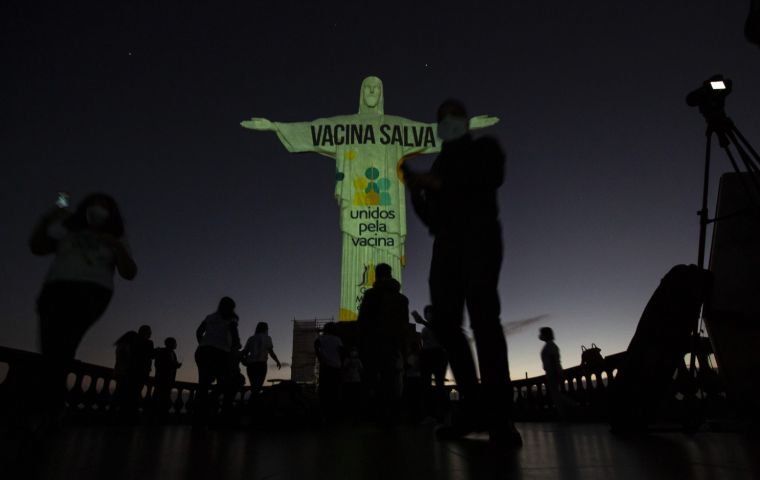 “Las vacunas salvan”, se pudo leer en la estatua de Jesucristo en Río.
