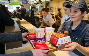 McDonald’s contratará 10.000 nuevos empleados durante los próximos tres meses, y Walmart Inc. contrató a medio millón de personas el año pasado. 