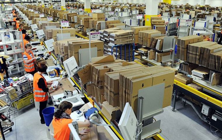  Amazon.com Inc. anunció que planea contratar a 75.000 personas en EE.UU. y Canadá con un salario inicial de más de US$17 por hora