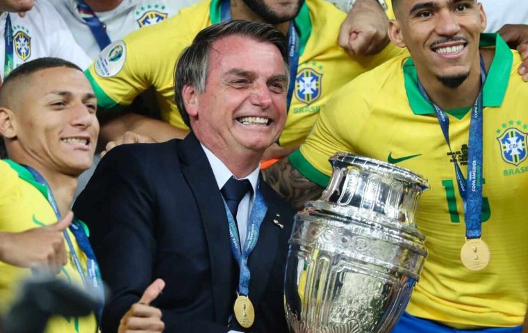 “Nadie tiene problemas con todos esos partidos que ya se juegan, ¿por qué quieren condenar la realización de la Copa América?, preguntó Bolsonaro.