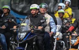 Ni Pazuello ni Bolsonaro usaron máscaras y dieron discursos el 23 de mayo, pero el presidente está por encima del jefe del Ejército.