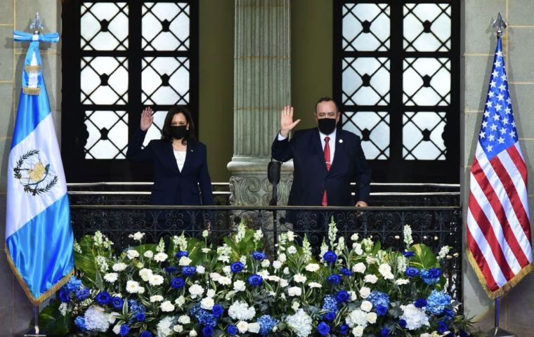  Kamala Harris con el presidente de Guatemala, Alejandro Giammattei, firman y anuncian la declaración conjunta  