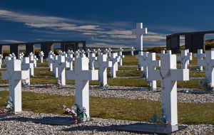El cementerio militar argentino en Darwin, ahora tiene 115 lápidas con nombres 
