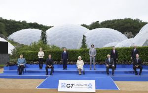 La reina de 95 años posó con los líderes invitados para una “foto familiar” después de una recepción en el Eden Project el jueves por la noche.