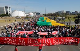 Fuera Bolsonaro y Vacuna Ahora pide la oposición.