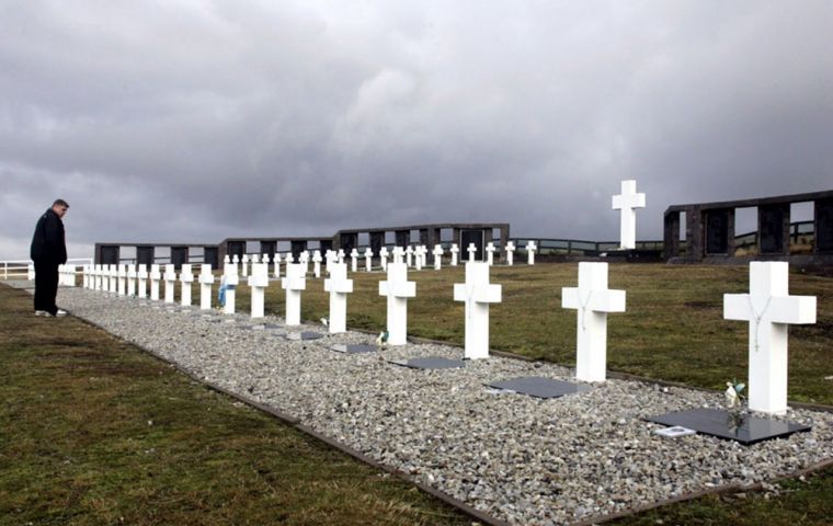 El memorial a los argentinos sepultados en las Falklands y que fuera financiado por el empresario Eduardo Eurnekian  